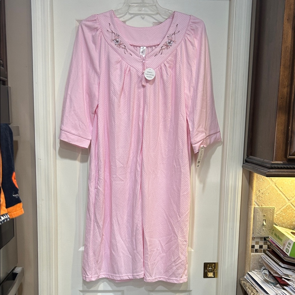 NWT White Stag Pink Textured & Embroidered Lightweight Robe